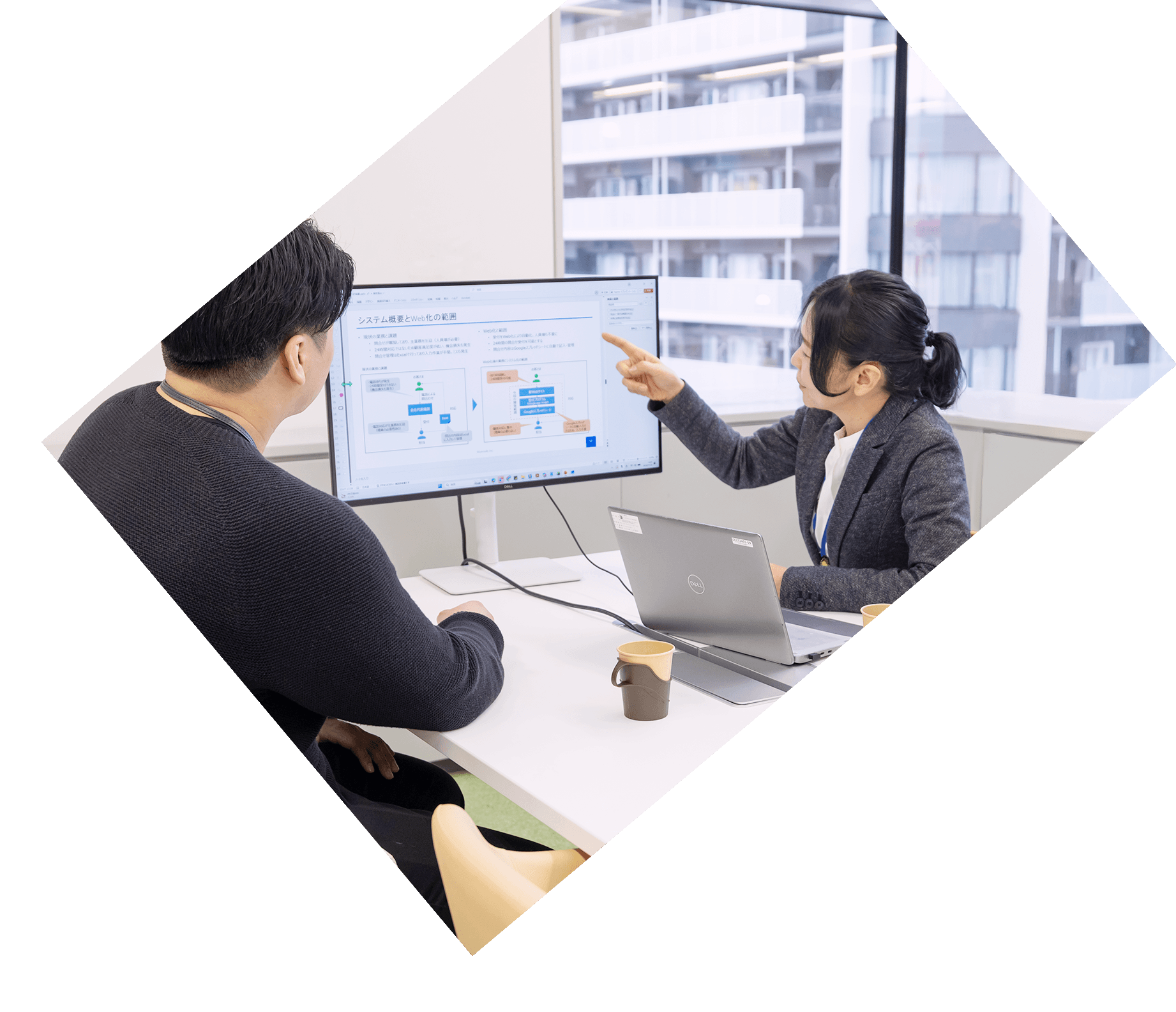 イメージ写真スライド3枚目 サイト制作の相談の様子